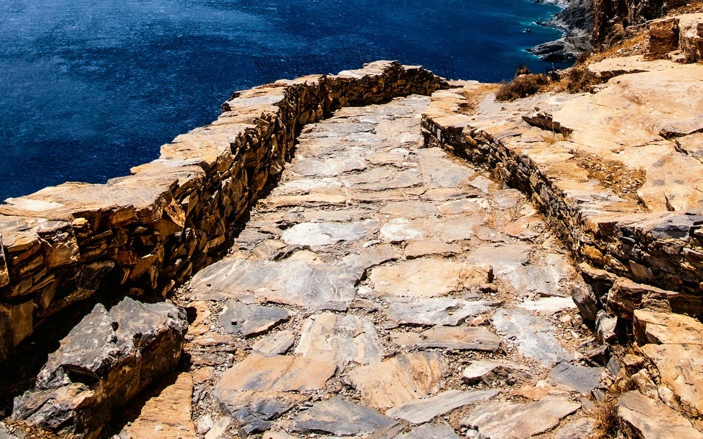 Chemin de pierre au-dessus de la mer Égée, à Amorgos